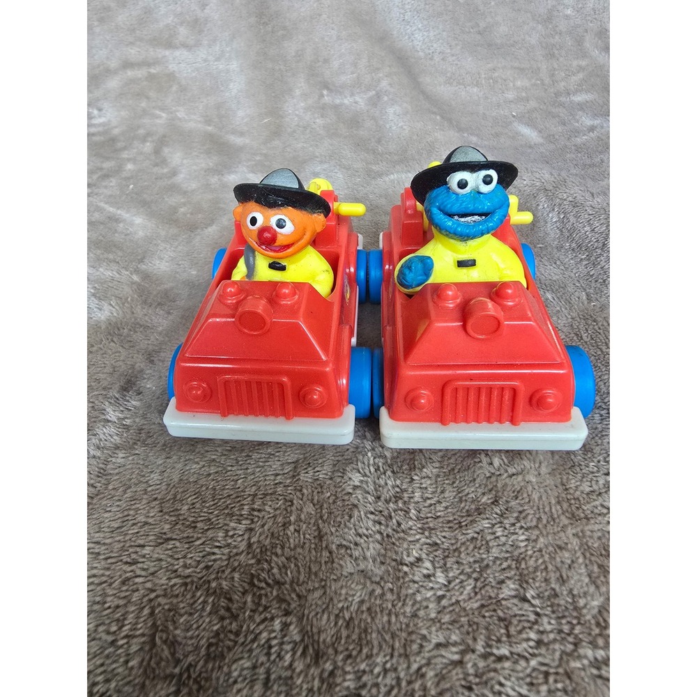 Vintage Sesame Street Ernie Cookie Monster Fire Truck Toy Set Illco Muppets Red